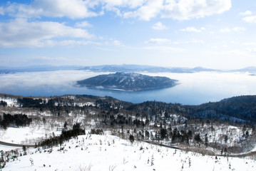 冬の美幌峠から見た霧に覆われた屈斜路湖（北海道）