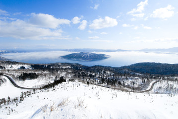 冬の美幌峠から見た霧に覆われた屈斜路湖（北海道）