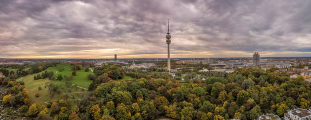 Abendstimmung über dem Olympiapark von München mit dem Olympiaturm im Herbst zum Jahreszeitwechsel