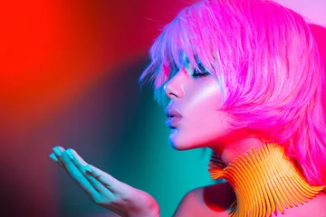 Foto op Plexiglas Mannequin vrouw in kleurrijke felle lichten met trendy make-up, manicure en kapsel © Subbotina Anna