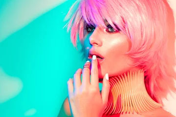 Fensteraufkleber Modelfrau in bunten hellen Lichtern mit trendigem Make-up, Maniküre und Haarschnitt © Subbotina Anna