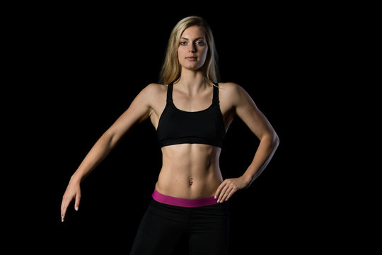 weibliche Bodybuilderin in Pose