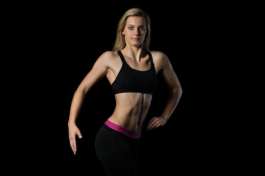 weibliche Bodybuilderin in Pose