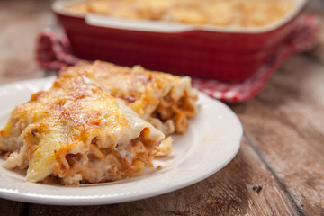 Tomato and ground beef lasagne rolls