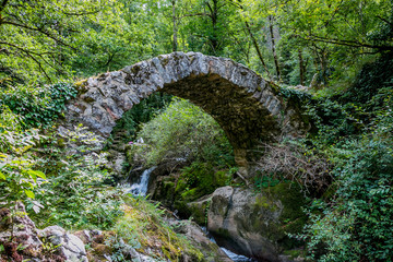 Le pont du Parayre sur le ruisseau d'Audiernes à Peyrusse-le-Roc