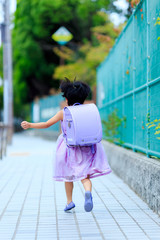 ランドセルを背負った女の子