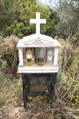 Kleine Gedenkstätte am Straßenrand in Griechenland