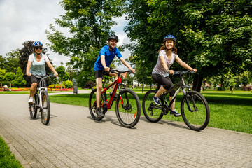 Fototapeta premium Healthy lifestyle - people riding bicycles in city park 