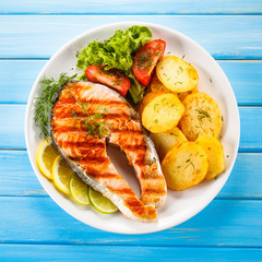 Grilled salmon with potatoes 