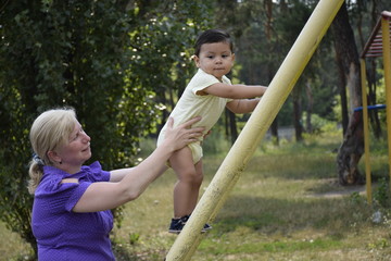 Obraz premium женщина на спортивной площадке с ребенком