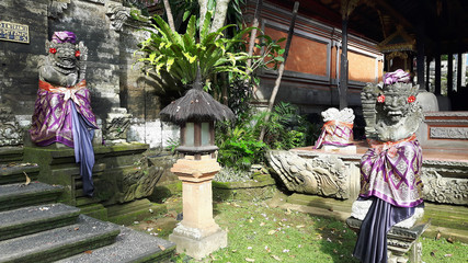 Temples et statues à Ubud sur l'île de Bali, Indonésie