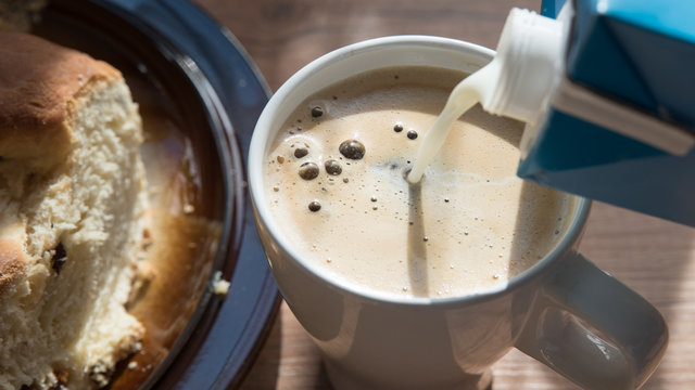 Kaffe mit Milch und Kuchen 