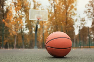 Crédence de cuisine en verre imprimé Sports de balle ballon de basket sur la cour extérieure