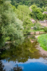 La Rivière l'Aveyron et le village de Belcastel