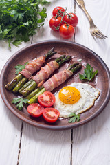 Grilled asparagus with bacon