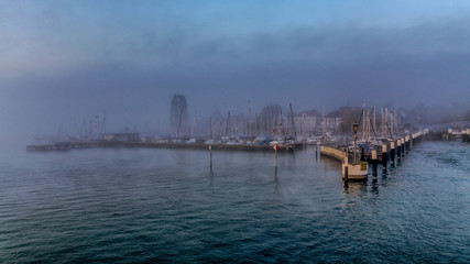 Obraz premium Harbour of Konstanz covered in fog