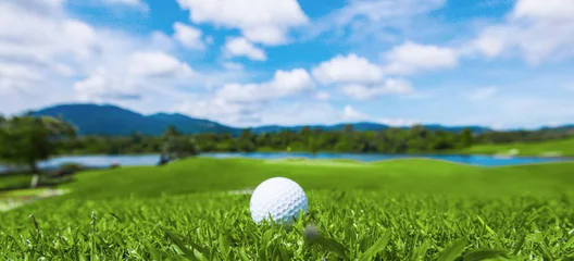 Photo sur Aluminium Golf Balle de golf sur le parcours