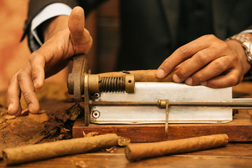 to make a cigar with his hands, sheets for a cigar, handwork
