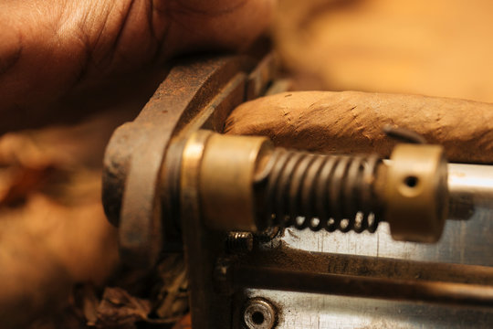 to make a cigar with his hands, sheets for a cigar, handwork