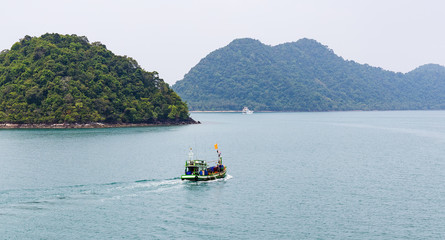 Fototapeta na wymiar view of the tropical island from the sea