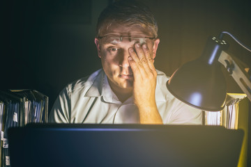 Gereizte Augen durch Computerarbeit und schlechte Beleuchtung