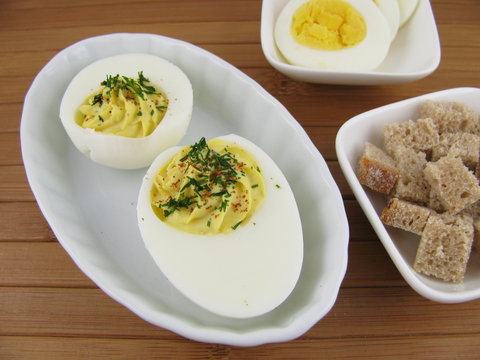 Gefüllte Eier mit Kräutern und Gewürzen