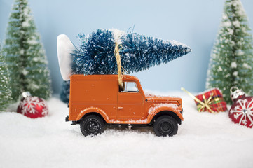 verschneite winterlandschaft mit auto und weihnachtsgeschenk und Tannenbäumen