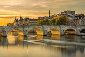 Le Pont Neuf à Paris - 175830501