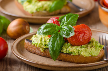 Avocado spread bread with baked tomato