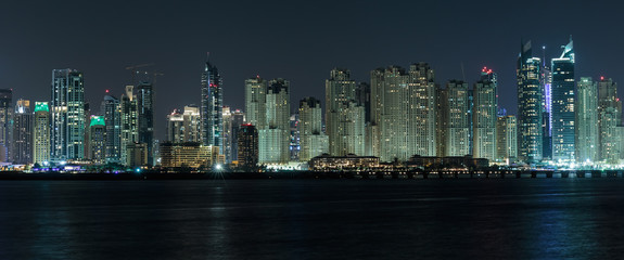 Plakat General view of the Dubai Marina at night