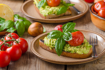 Avocado spread bread with baked tomato