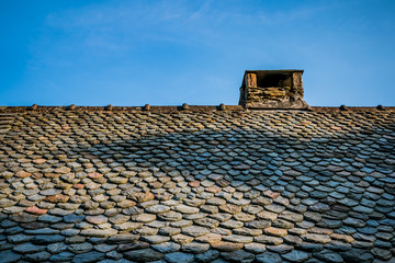 Vue sur le toit d'une maison de Belcastel