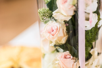 Rosendeko zur Hochzeit auf dem Tisch