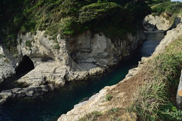 三浦半島 横須賀市荒崎公園入江 コバルトブルーの海