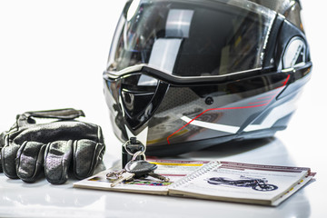 Fototapeta premium prawo jazdy na motocykl / kask, rękawiczki, klucze i podręcznik do nauki