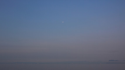 月と海