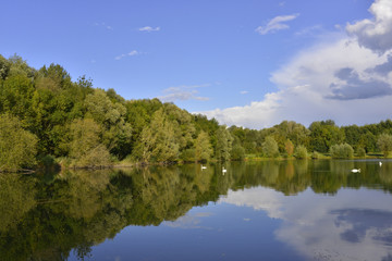 Fototapeta na wymiar Lac des pêcheurs à La Flèche (72200), département de la Sarthe en région Pays-de-la-Loire, France 
