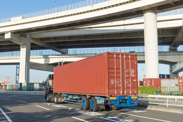 大型トラック　港湾の風景