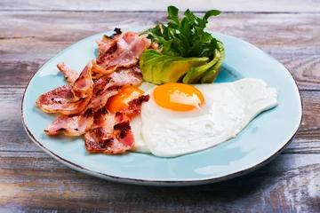 Photo sur Plexiglas Oeufs sur le plat Petit-déjeuner continental avec œufs frits, bacon et avocat. Concept de régime cétogène. Espace pour le texte