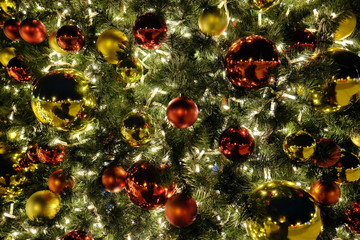 Weihnachtskugeln am Weihnachtsbaum