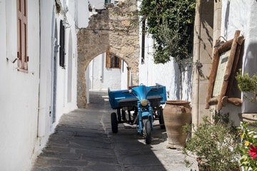 Motocykl w wąskiej uliczce © Andrzej