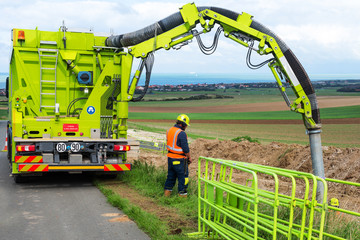 camion aspirateur en action