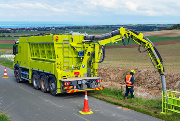 camion aspirateur en action.