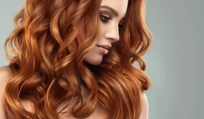 Foto auf Acrylglas Friseur Schönes vorbildliches Mädchen mit dem langen roten gelockten Haar. Roter Kopf. Pflege- und Schönheitshaarprodukte