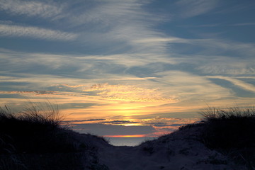Le soleil se couche sur les dunes...