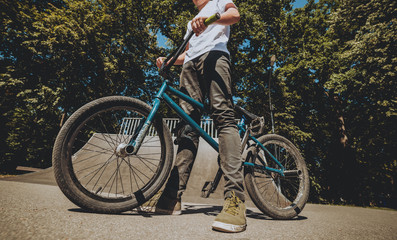 Naklejka premium Bmx rider performing tricks at skatepark.