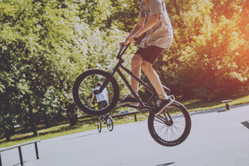 Naklejka premium Bmx rider performing tricks at skatepark.