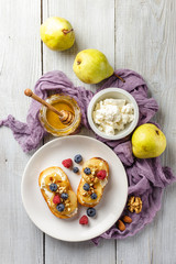 Toasts with pear, cream cheese, nuts and honey.