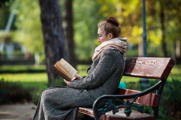 Счастливая старшая женщина, чтение книги в осеннем парке © prohor08