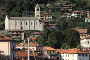 Fototapeta na wymiar Ortskern von Gravedona mit Santa Maria delle Grazie